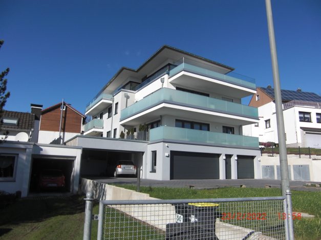 Mehrfamilienhaus mit umlaufenden Balkonen, geplant und ausgeführt von A2 Architekten in Wuppertal